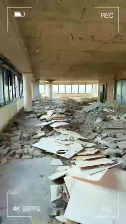 Bürogebäude während der Entkernung, Innenansicht mit Bauschutt