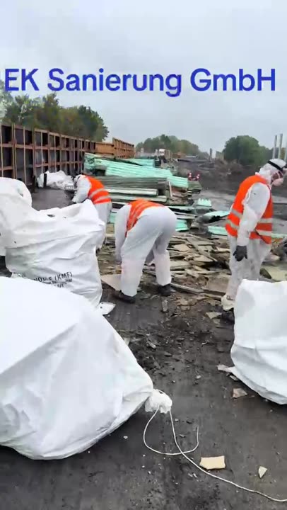 Rückbau von Faserstoffen im Vollschutzanzug, Material verpackt in Big Bags